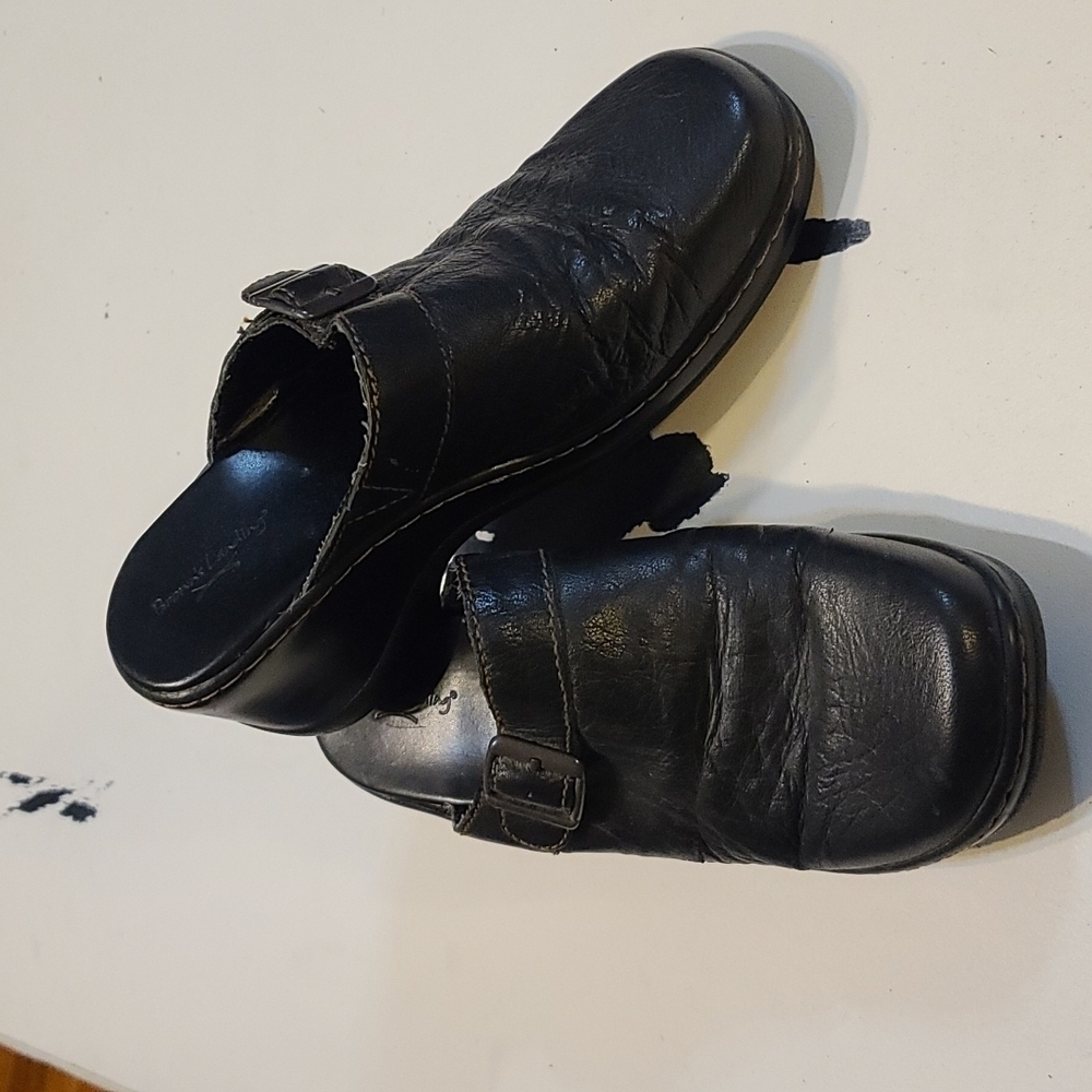 Brown's Landing Women's Clogs Black Leather Uppers Buckles‎ Size 10W.  GUC